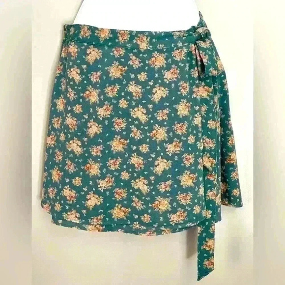 American Eagle Mini Floral Skirt (405) - Picture 2 of 11